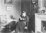 Charols, château de Salettes. - Marthe de Courtois brodant dans le salon.