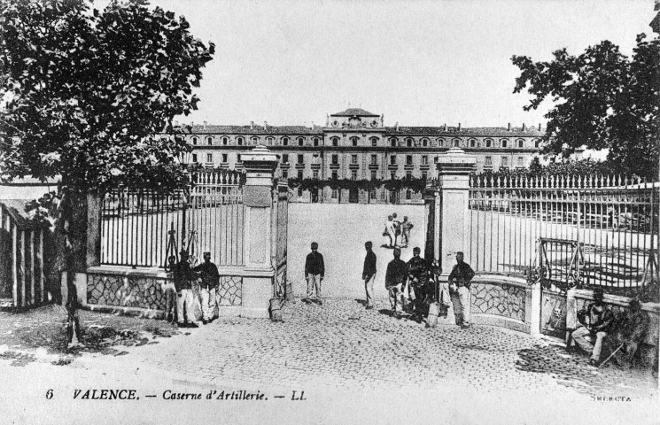 Valence.- La caserne d'artillerie Chareton, incendiée à la libération, démolie vers 1950.