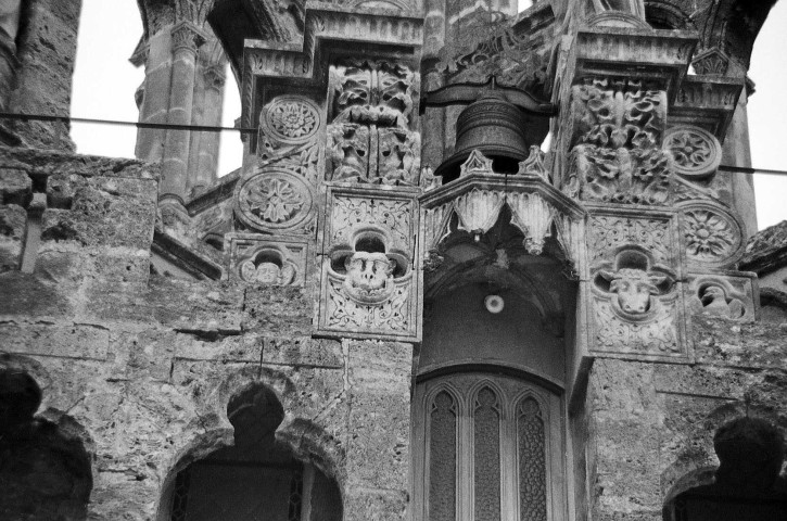 Nyons. - Détail du couronnement de la chapelle Notre-Dame du Bon secours.