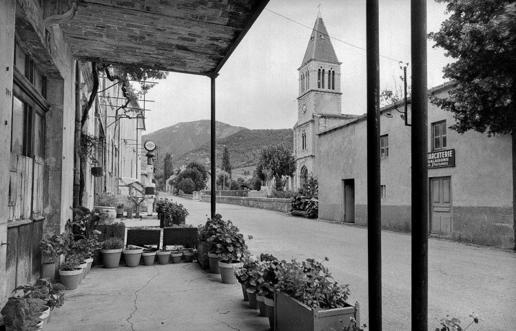 Bouvières. - La route principale et l'église Saint-Antoine