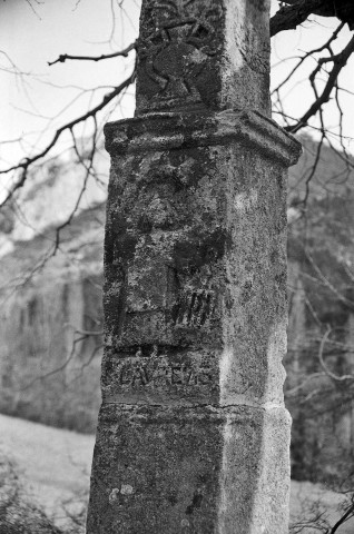 Bellecombe-Tarendol.- Détail d'une croix de chemin de Bellecombe.