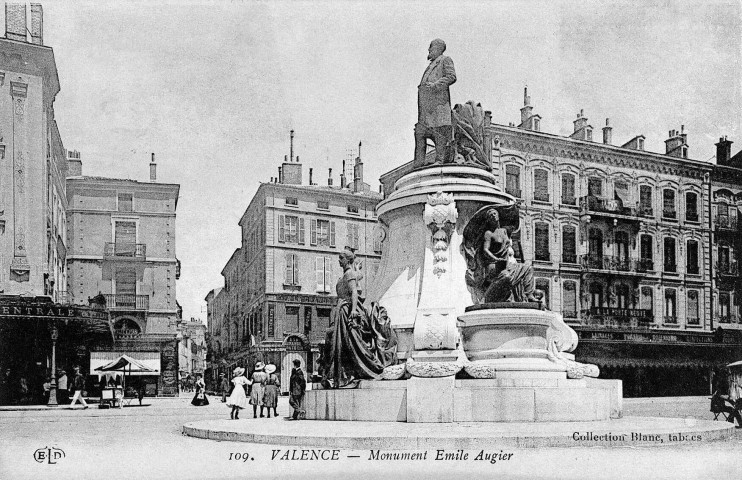 Le monument d'Émile Augier, place de la République.