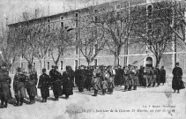 Revue dans la cour de la caserne d'infanterie Saint-Martin.