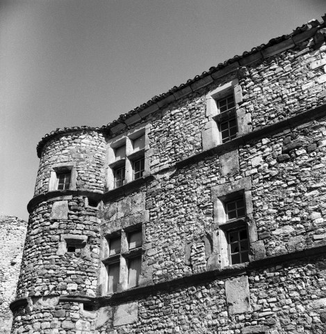 Rousset-les-Vignes.- Le château féodal.