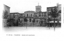 L'abside de la cathédrale Saint-Apollinaire, place des Clercs.