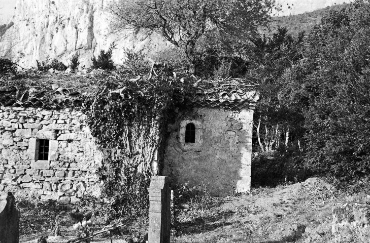 Omblèze. - La façade sud de la chapelle Sainte-Madeleine du hameau d'Ansage, avant les travaux de dégagement.