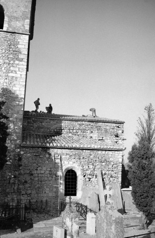 Mirmande.- La façade sud de l'église Sainte-Foy, pendant les travaux de couverture.