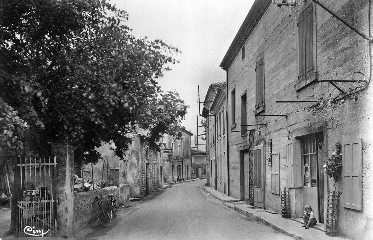 Malissard.- La rue principale du village.