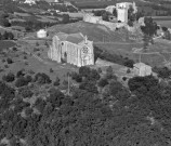 Vue aérienne de la chapelle Saint-Joseph, au second plan l'ancien village et le château.