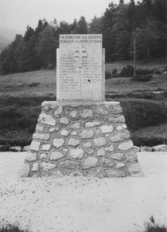 25. Brigade de Saint-Jean-en-Royans. Nature de la commémoration : stèle. Lieu : Lente, commune de Bouvante, au lieu-dit « Pot de la Chaume », en bordure de la route départementale n°76. Nombre de victimes, mortes au combat et fusillées : 24. Circonstances : à la mémoire des 24 maquisards fusillés ou tués lors des combats contre les troupes allemandes dans la région de Lente.