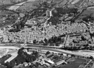 Vue aérienne de la ville, la tour et la Drôme.