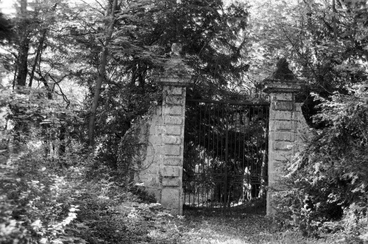 Châteaudouble.- Portail d'accès au parc du château.