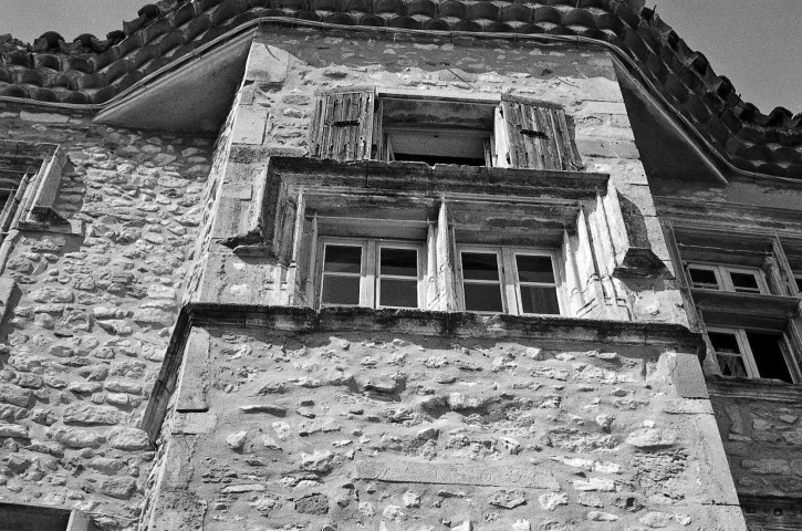 Rousset-les-Vignes. - Détail de la façade sud de l'ancien prieuré Serre-Mayeul.