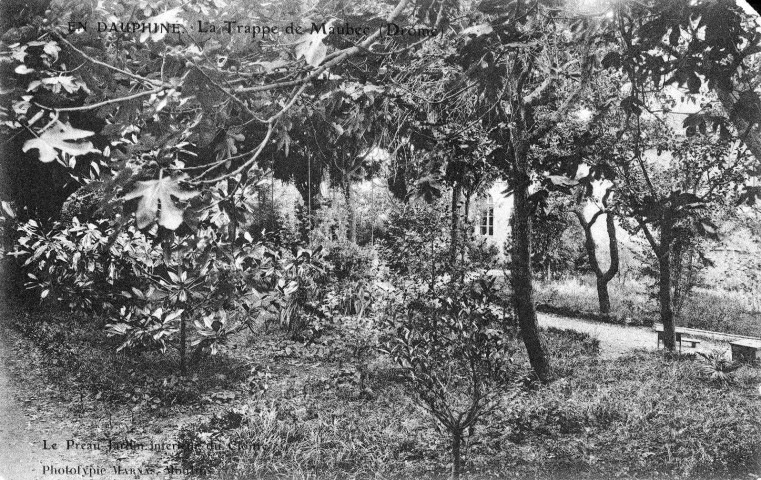 Le jardin de l'ancienne abbaye de Maubec.