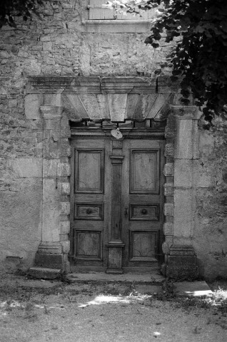 Sainte-Croix. - Le porche d'entrée de l'ancien prieuré.