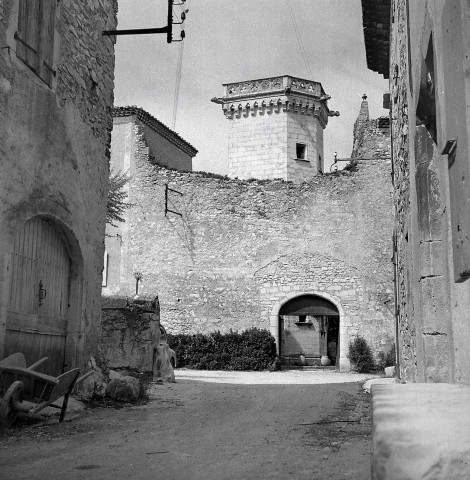 Puygiron.- Entrée du château.