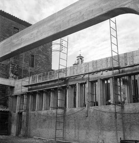 Bouchet. - Construction contre l'abbaye.