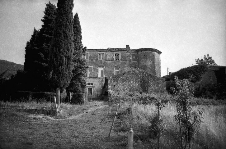 La Touche. - Façade principale du château, côté jardin.