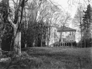 Charols, château de Salettes. - Vue de la façade sud-ouest et de la grosse tour depuis le portail.