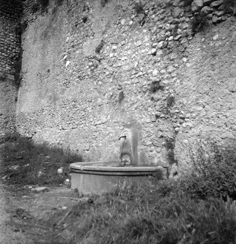 Die. - Fontaine accolée aux remparts.