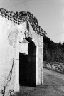 Glandage. - Porte d'une maison aux abords de l'église Saint-Pierre-et-Paul.