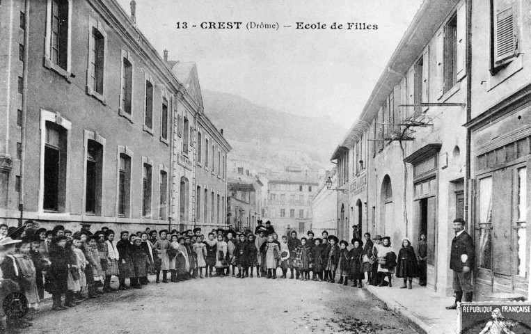 Crest. - L'actuel groupe scolaire rue Aristide Dumont.