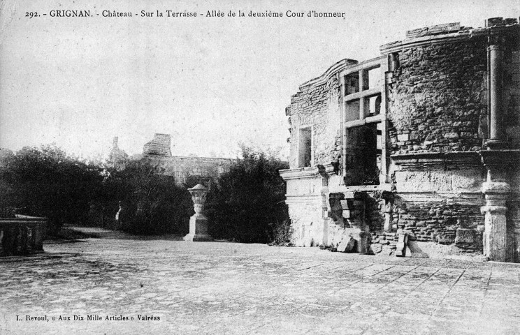 Grignan. - Vue des ruines du château depuis la terrasse.