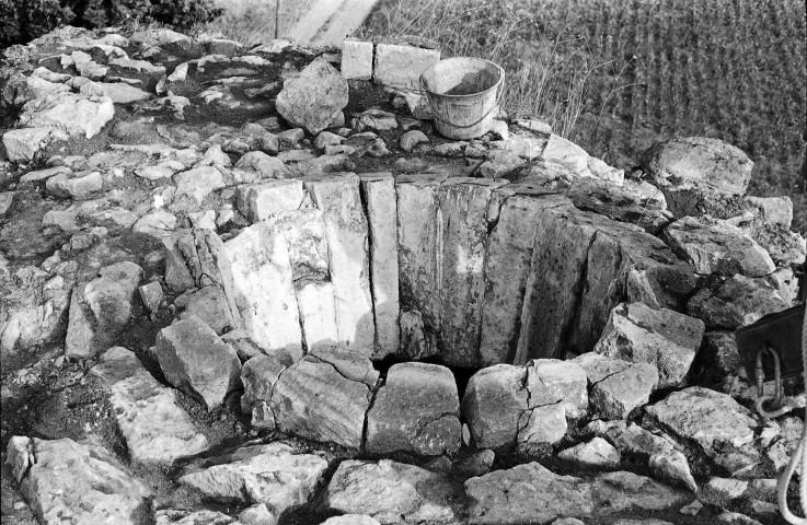 Allan. - Oculus de la chapelle Barbara, après dégagement.