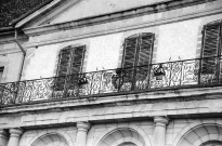 Triors.- Le balcon de la façade sud du château.