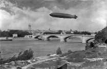 Valence.- Un zeppelin au dessus du Rhône.