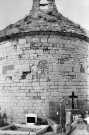 Le Pègue.- Le chevet de la chapelle Sainte-Anne et le cimetière.