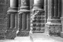 Étoile-sur-Rhône. - Détail des piliers gauche du porche de l'église Notre-Dame.