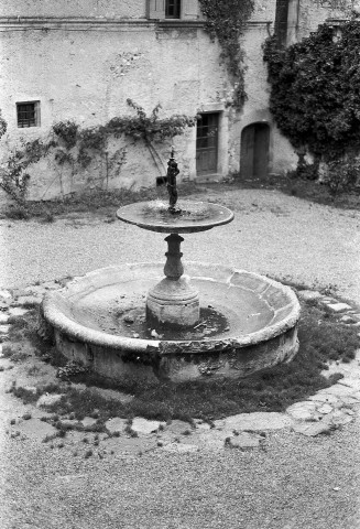 Montclar-sur-Gervanne. - La fontaine de la cour intérieure du château de Vachères.