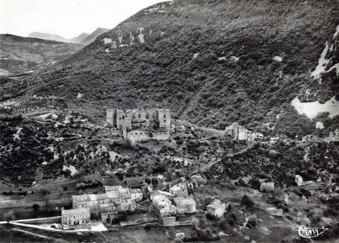 Soyans.- Vue aérienne du village et du château.