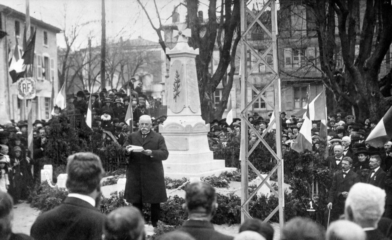 Inauguration du monument aux morts.