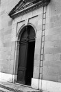 Eymeux. - Le porche de l'église Saint-Saturnin.