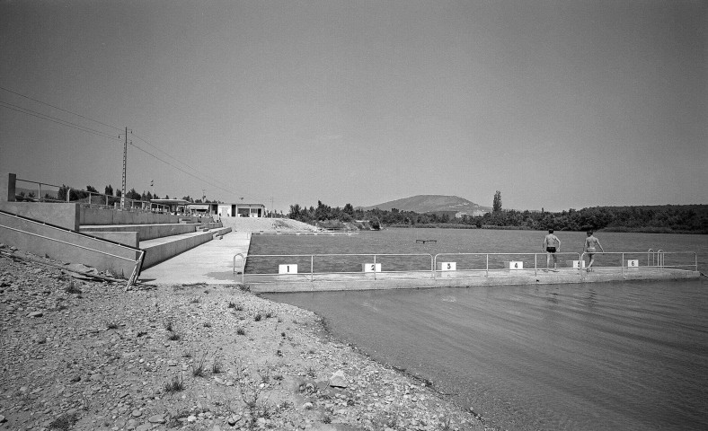 Montélimar. - Vue aérienne de la base de loisirs et du plan d'eau de Montmeillan.