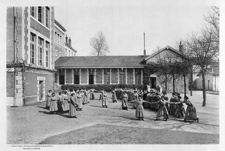 Valence.- La cour de l'École Normale d'institutrices.