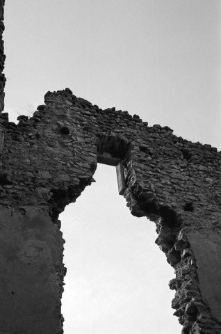 Montbrun-les-Bains.- Intérieur de l'aile sud-est du château, avant les travaux de consolidation.