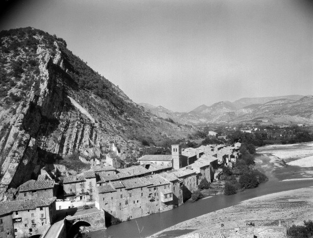 Les Pilles. - Vue aérienne du village et de la rivière l'Eygues.