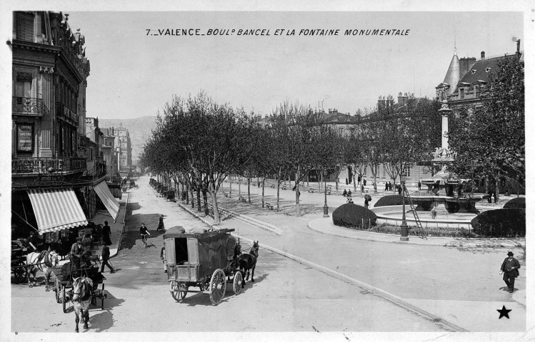 Boulevard Bancel, la fontaine et à gauche les Nouvelles Galeries.