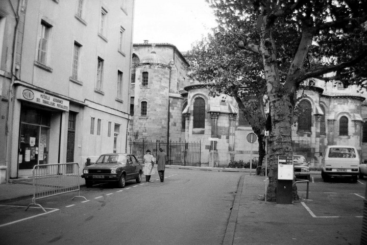 Valence. - Le chevet de la cathédrale Saint-Apollinaire et place des Clercs.