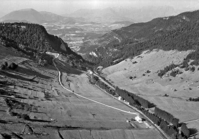Lus-la-Croix-Haute. - Vue aérienne du col de la Croix-Haute.