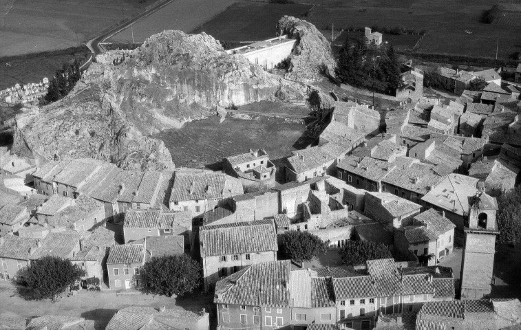 Pierrelatte. - Vue aérienne d'une partie de la ville et du Rocher.