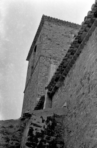 Sainte-Jalle. - L'angle nord-ouest du clocher de l'église Notre-Dame de Beauvert.