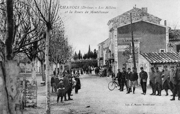 Charols.- Rue principale du village.
