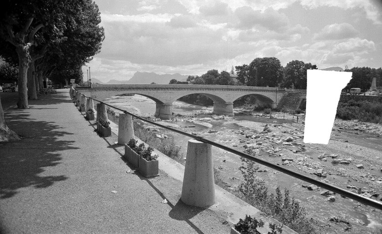 Crest. - Le pont Frédéric Mistral sur la Drôme