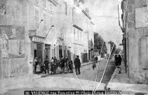 Valence.- La rue Faventines, à droite au numéro 9, l'armurerie Souffre.