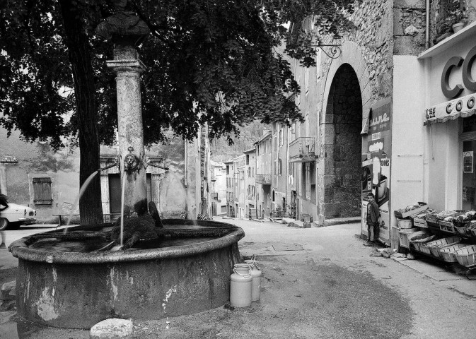 Châtillon-en-Diois. - La fontaine de la place Reviron.