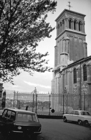 Valence. - Le parvis et le clocher de la cathédrale Saint-Apollinaire.